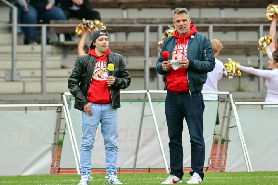 Carsten Spengemann (53, r.) ist auch Stadionsprecher beim Zweitliga-Absteiger Lübeck Cougars.