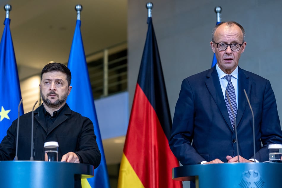Bundeskanzler Friedrich Merz (70, CDU, r.) nimmt neben Wolodymyr Selenskyj, Präsident der Ukraine (47) an einer Pressekonferenz im Kanzleramt teil.