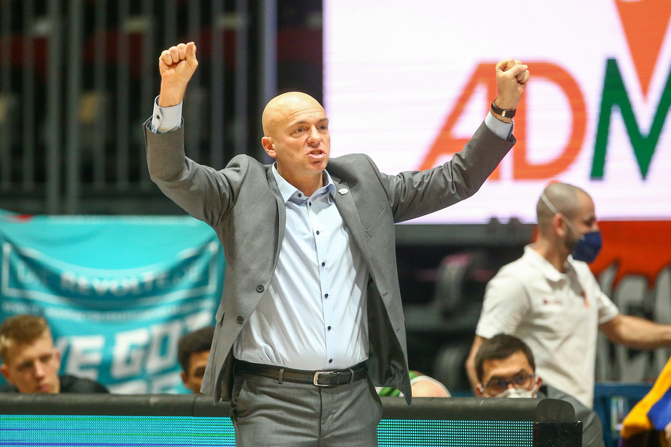 Jubel bei Trainer Rodrigo Pastore (49): Die Niners besiegten die lange Zeit ungeschlagenen Telekom Baskets Bonn (Archivbild).