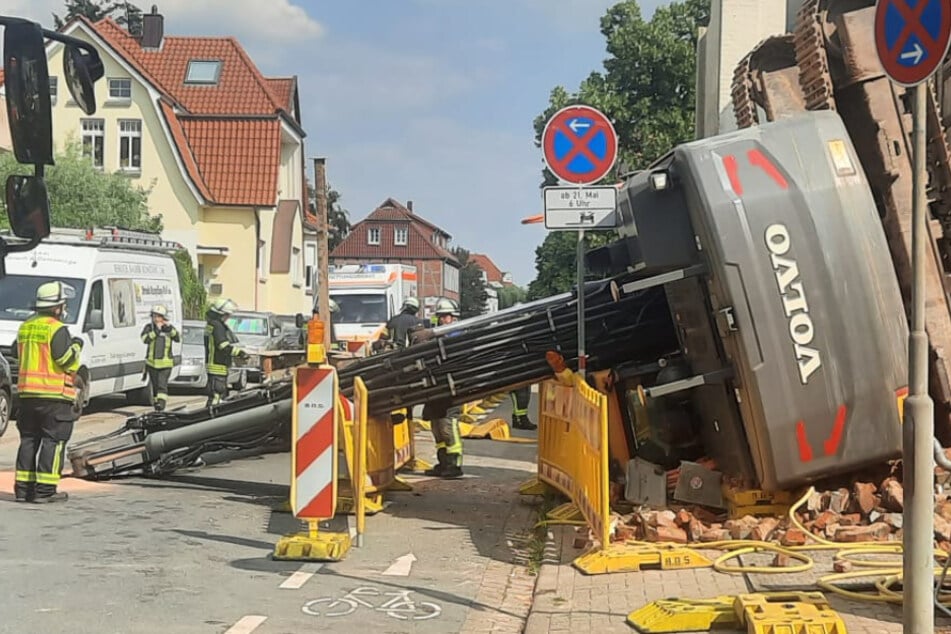 Arbeiter wird auf Baustelle unter Bagger begraben und stirbt
