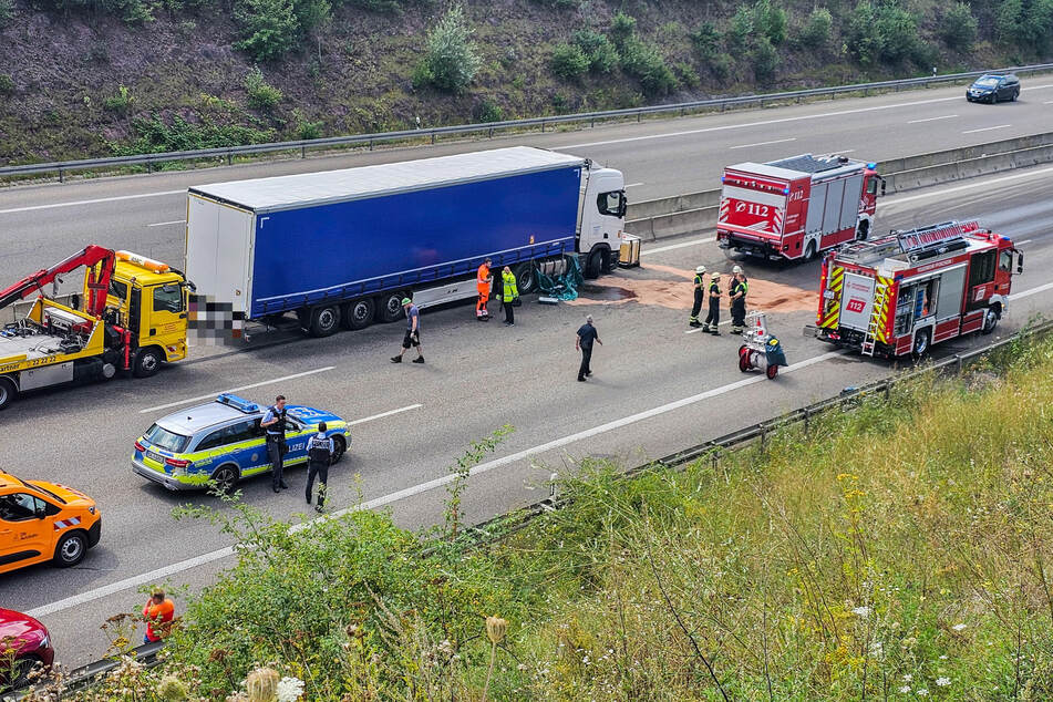 Der verunglückte Lkw sorgte für gewaltige Verkehrsbeeinträchtigungen auf der A8.