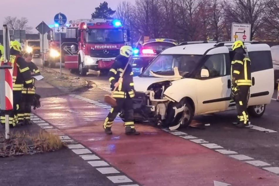 Transporter kracht gegen Auto: Verletzte Person nach Unfall bei Leipzig