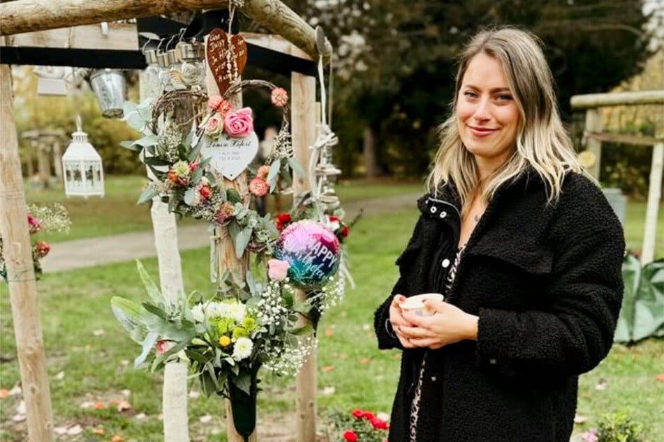 Jacky (33) besucht das Grab ihrer Zwillingsschwester Daisy so oft wie möglich.