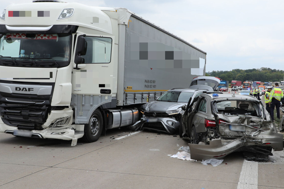 Die Insassen des Audi A6 (vorne rechts) kamen mit schweren Verletzungen ins Krankenhaus.