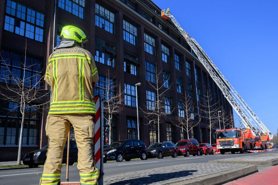 Mit einer Drehleiter ist die Feuerwehr vor Ort im Einsatz.