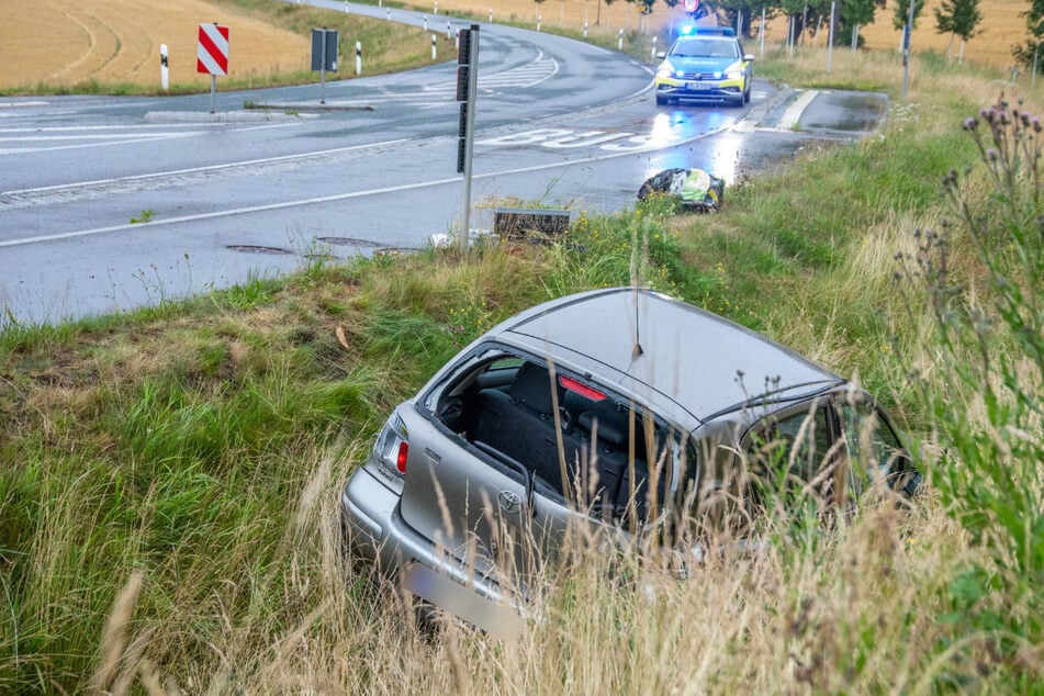 Der Toyota landete im Graben.