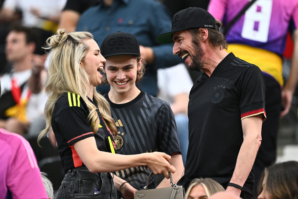 Anika Bissel, die Frau von Torwart Manuel Neuer, im Stadion mit Thomas Hajo (bekannt aus Germanys Next Topmodel) und seinem Sohn Tim.