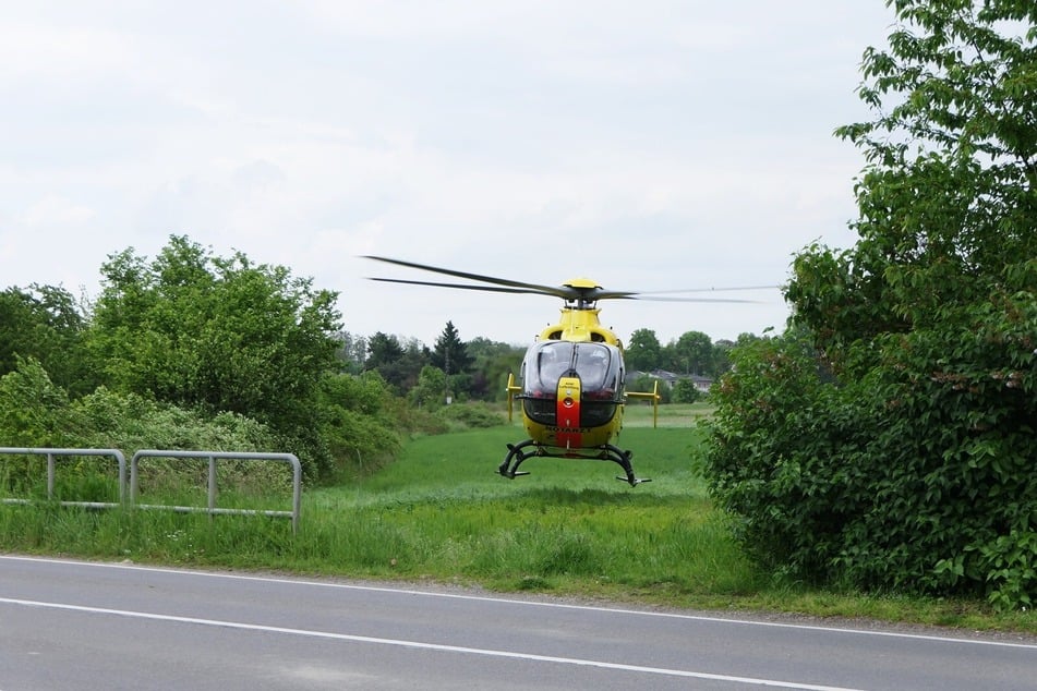 Ein Rettungshubschrauber landete auf einer nahe gelegenen Wiese.