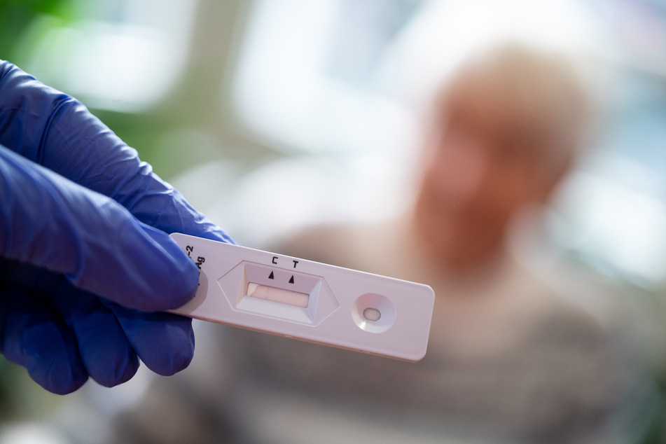 Die Zahlen der Neuinfektionen mit dem Coronavirus in Bayern sinken weiter.