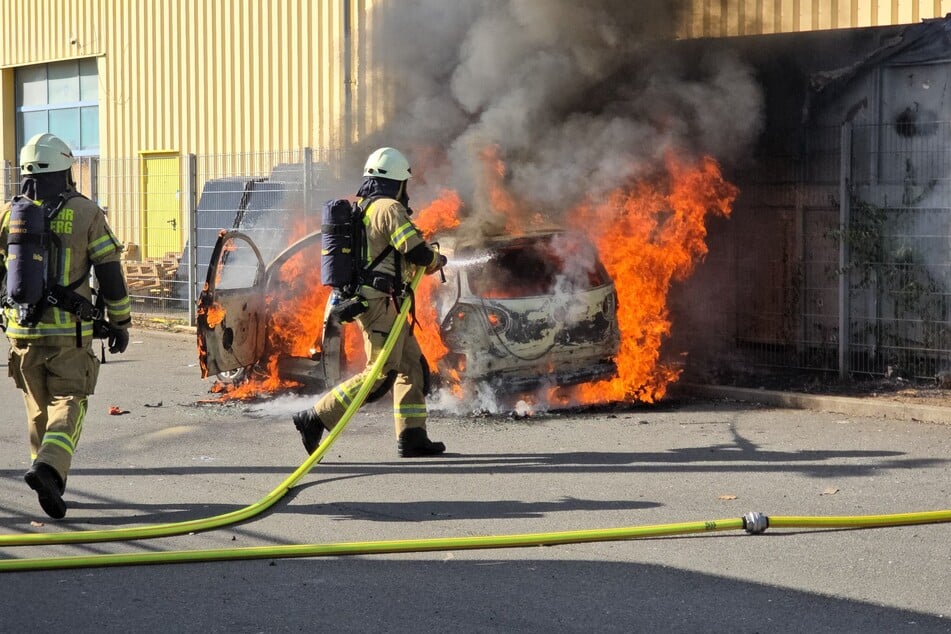 Das Auto stand lichterloh in Flammen.