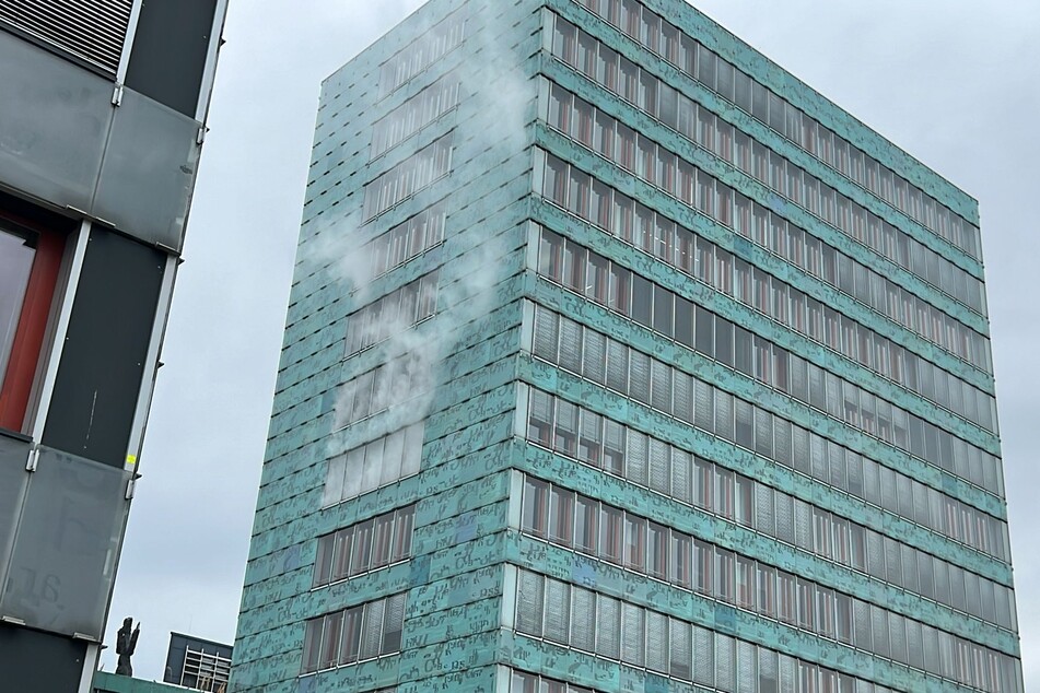 Rauch steigt auf: Am heutigen Donnerstagmorgen eilte die Feuerwehr zum Haus der Presse.