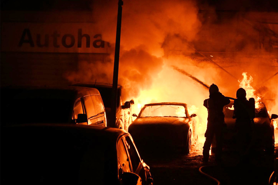 Berlin: Loderndes Feuer im Autohaus! Flammen greifen aufs Dach über