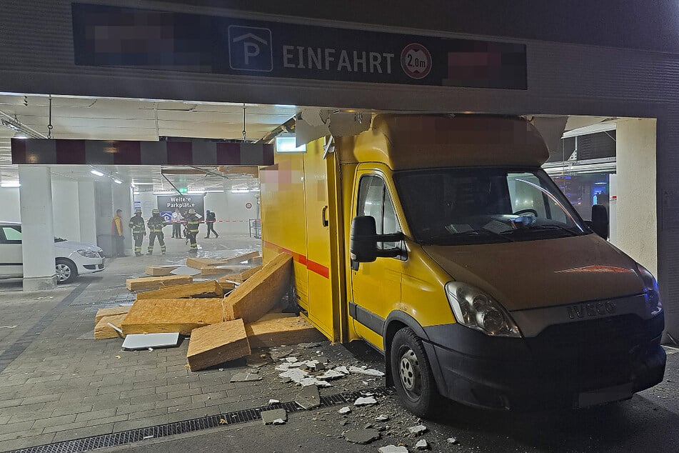 An der Ausfahrt der Garage blieb der Transport schlussendlich stecken.