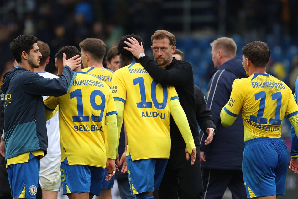 Braunschweig steht unter Druck - Coach Lars Kornetka (M.) versucht, den in die richtigen Bahnen zu lenken.