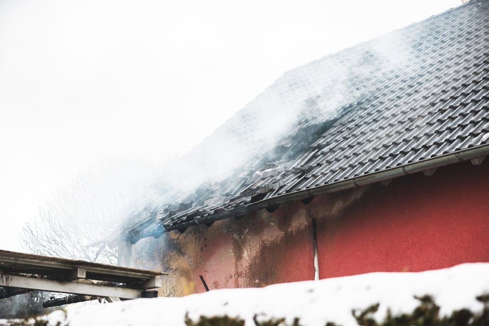 Die Polizei beziffert den Schaden am Einfamilienhaus auf eine viertel Million Euro.