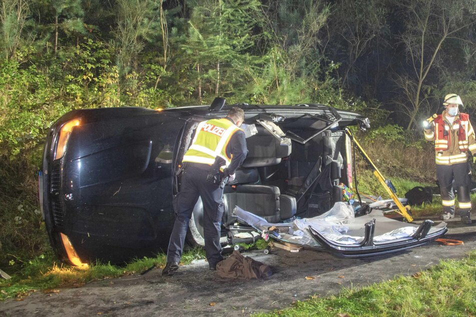 Das Auto blieb auf der Seite liegen. Die Fahrerin musste von der Feuerwehr aus dem Wagen befreit werden.