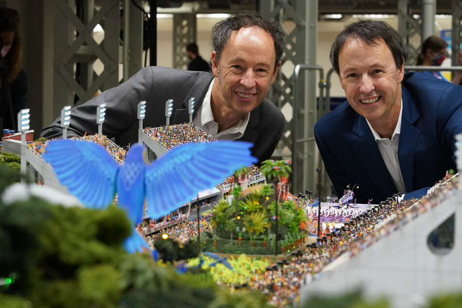 Gerrit (l.) und Frederik Braun (beide 54), Gründer des "Miniatur Wunderland", schauen sich den Karneval in Rio auf dem neuen Abschnitt an.