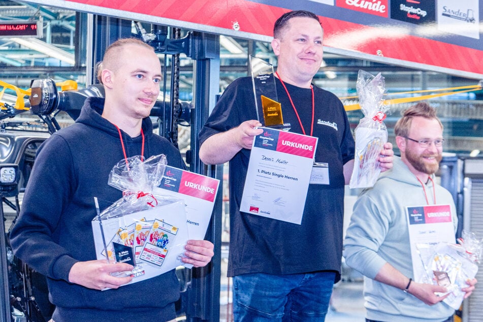 Über das Qualifikationsturnier in Chemnitz hat sich Denis Müller (M.) für die Weltmeisterschaften qualifiziert.