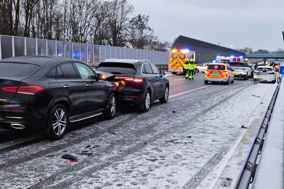 Feuerwehr und Polizei kümmerten sich um die Verunfallten.