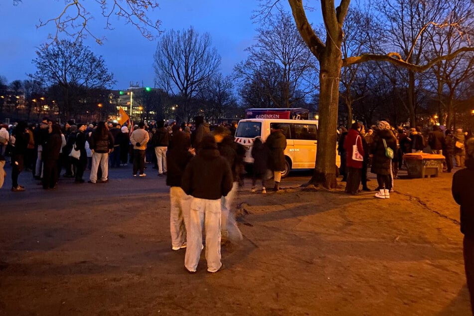 Versammlung im Alaunpark.