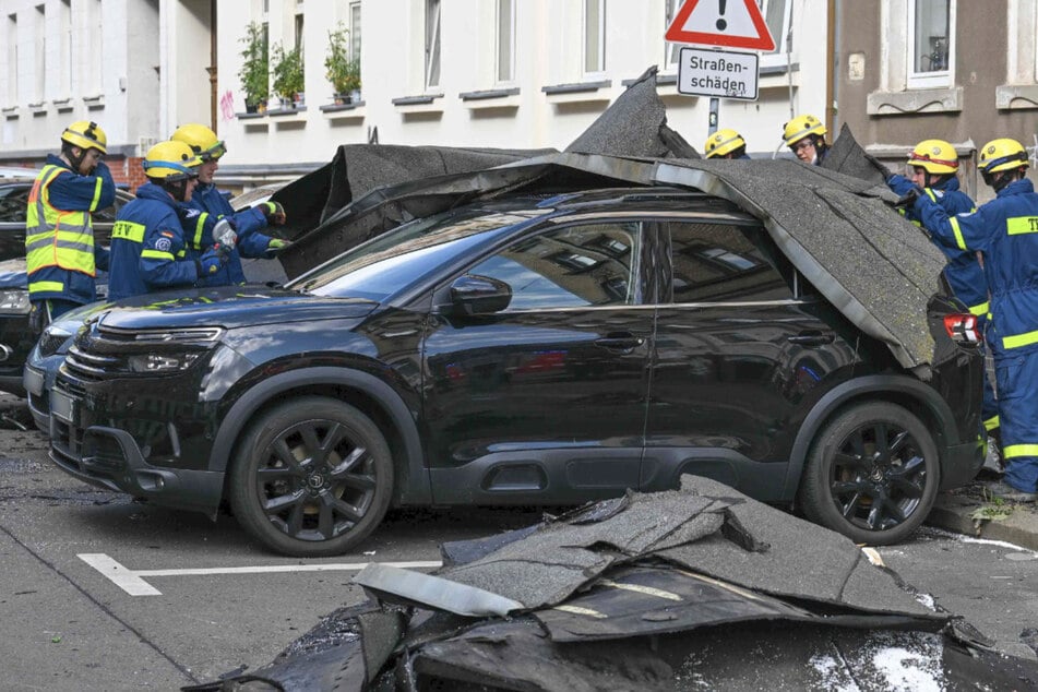 Mehrere Autos wurden von Dachteilen beschädigt.