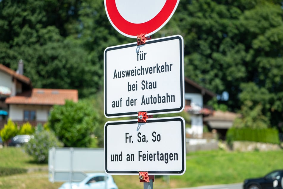 Bundesweit zum ersten Mal wird es im oberbayerischen Landkreis Rosenheim bei Stau auf der Autobahn 8 für den Ausweichverkehr Durchfahrtsverbote geben.