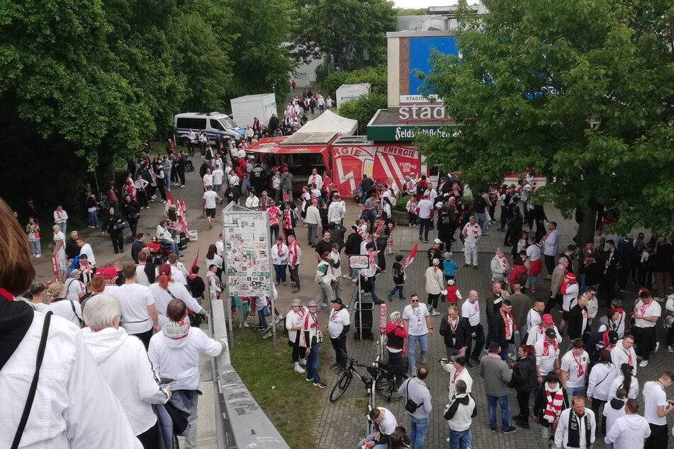 Der Stadionvorplatz füllt sich. Zahlreiche Anhänger sind noch beim Fanmarsch unterwegs.