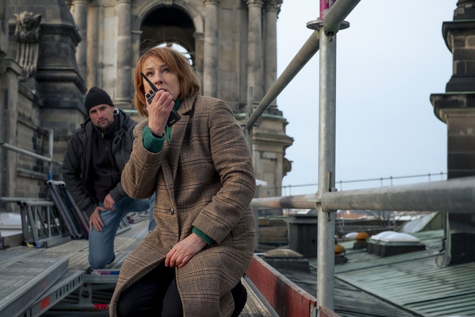 Susanne Bonard (Corinna Harfouch, 70) hat das Versteck des Scharfschützen gefunden.