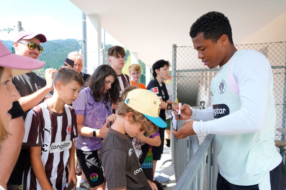 Nach dem erstenTraining am Samstag erfüllten die Profis um Joel Chima Fujita (24, r.) die vielen Autogrammwünsche der anwesenden Fans.