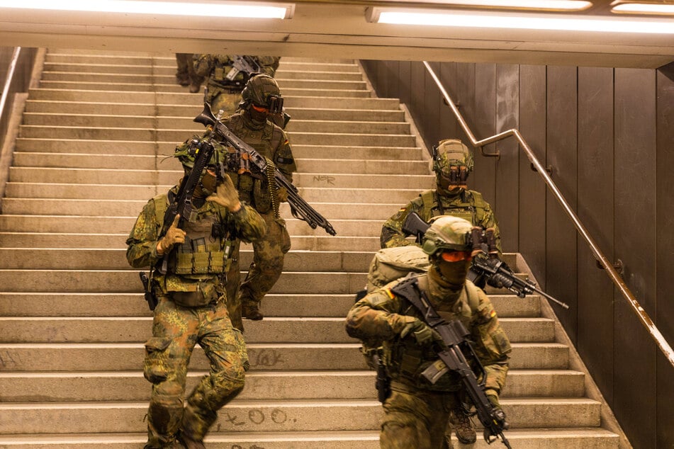 Der Kommandeur des Wachbataillons hält das U-Bahn-Szenario, in dem Saboteure den Verkehr lahmlegen, für "sehr realistisch".