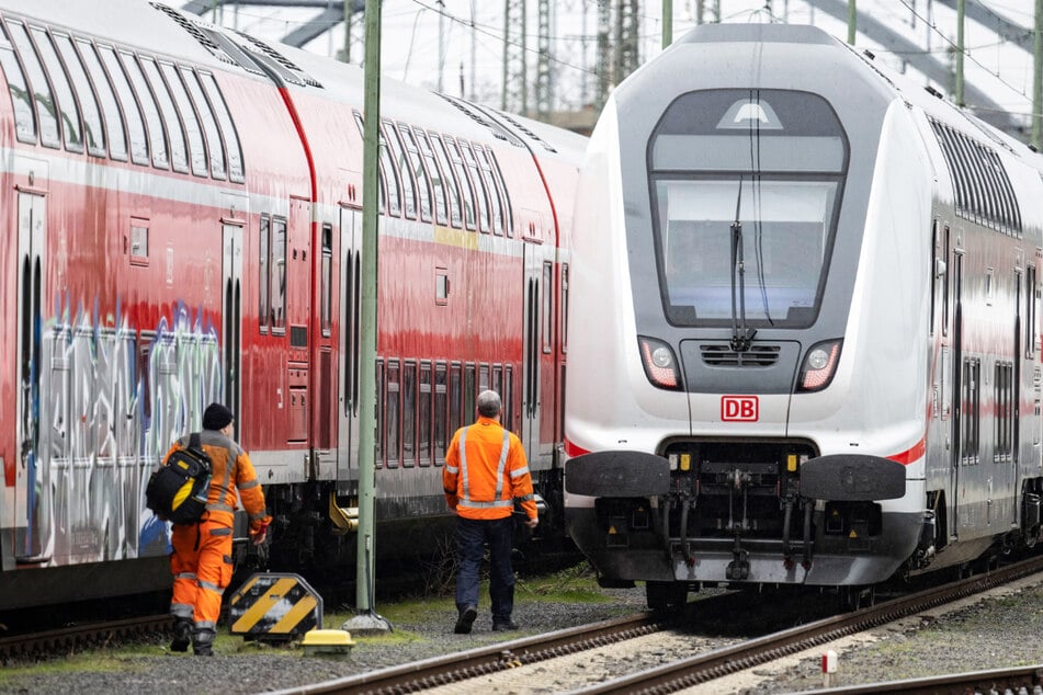 Neben den Zügen der Deutschen Bahn (DB) werden auch die U-Bahnen, Straßenbahnen und S-Bahnen in Frankfurt und ganz Hessen von dem bundesweiten Warnstreik am Montag betroffen sein.