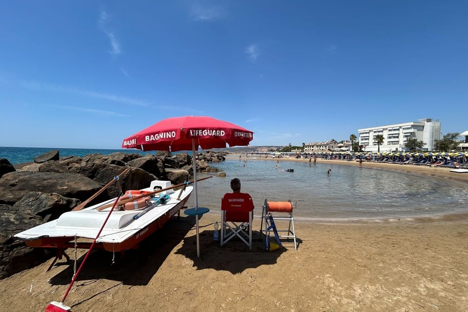 Eine deutsche Frau verstarb an einem Strand in Süditalien. (Symbolfoto)