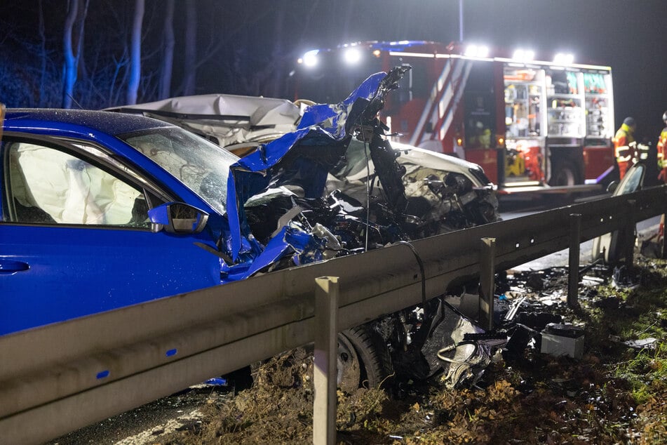 Polizei, Feuerwehr, Rettungsdienst und ein Gutachter waren nach dem Unfall vor Ort.