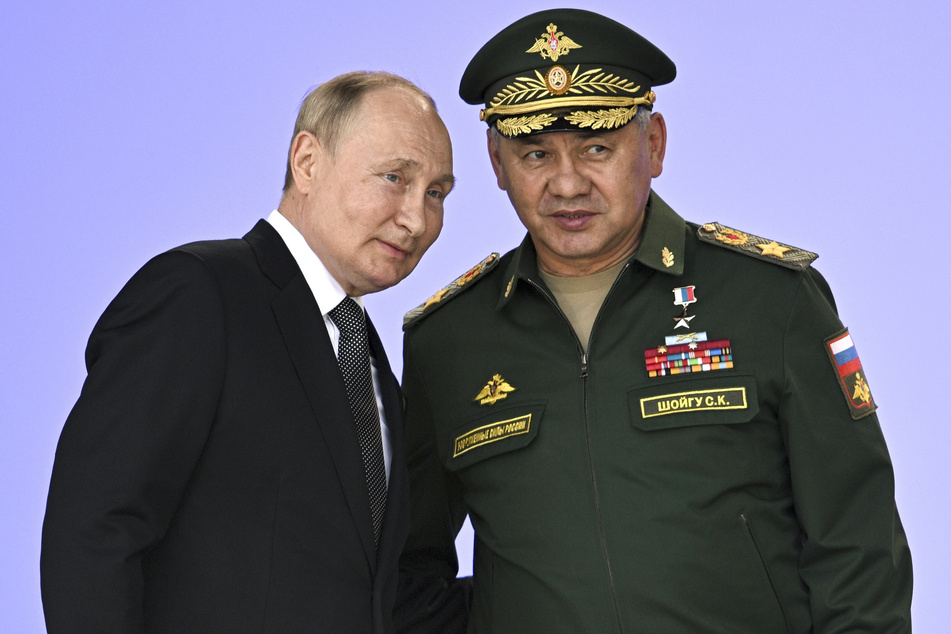 Der russische Verteidigungsminister Sergej Schoigu (67, r.) ist laut Angaben des Verteidigungsministerium "besorgt".