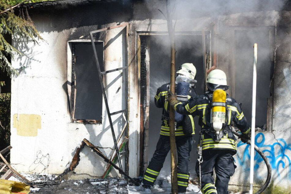 Leipzig: Laube in Gartenverein steht in Flammen: War es Brandstiftung?