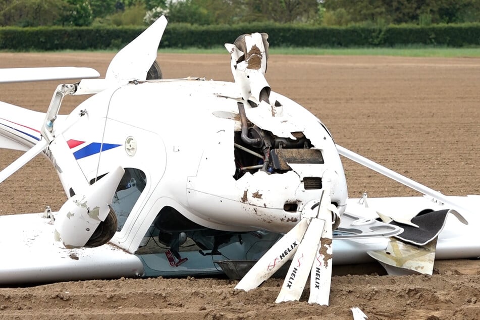In Kempen musste ein Ultraleichtflugzeug notlanden und landete schlussendlich auf dem Dach.