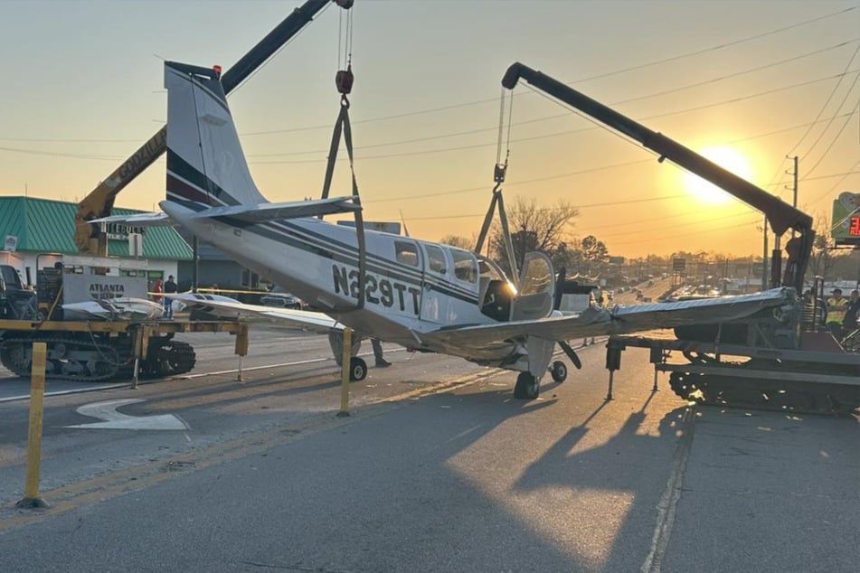 Die Fußgänger der Browns Bridge Road staunten nicht schlecht, als plötzlich ein Flugzeug vom Himmel fiel.