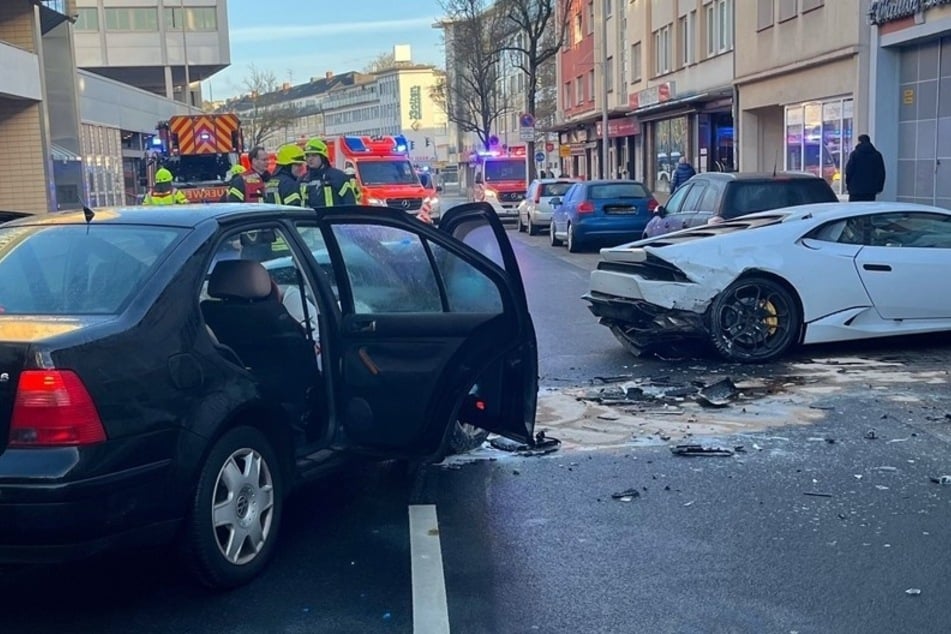 Während der Fahrer (22) des weißen Lamborghini unverletzt blieb, erlitt der VW-Fahrer (58) schwere Blessuren.