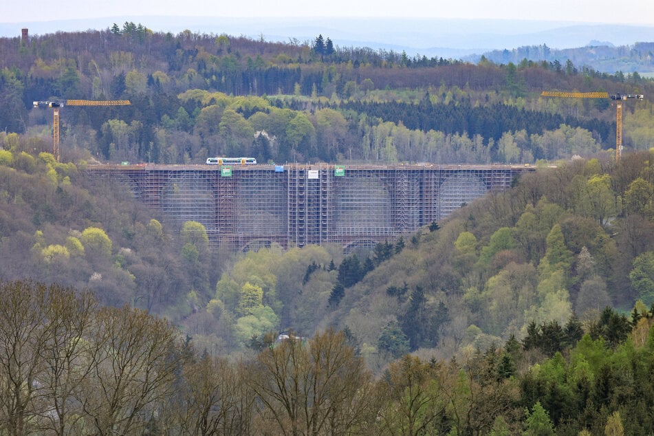 Im Vogtland können Züge wieder auf beiden Gleisen über die historische Elstertalbrücke rollen.