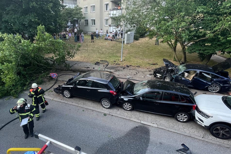 Der BMW hinterließ ein Bild der Zerstörung in Hamburg-Wilhelmsburg.