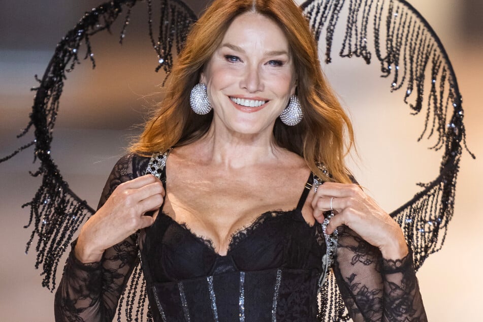 Carla Bruni (56) stand die Freude über ihr Laufsteg-Debüt bei Victoria's Secret ins Gesicht geschrieben.