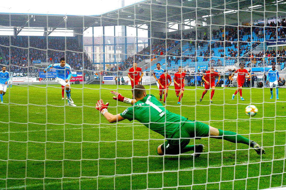 Auch vom Punkt sicher: Philipp Hosiner verwandelt den Elfer zum 3:0 gegen die Teufel.