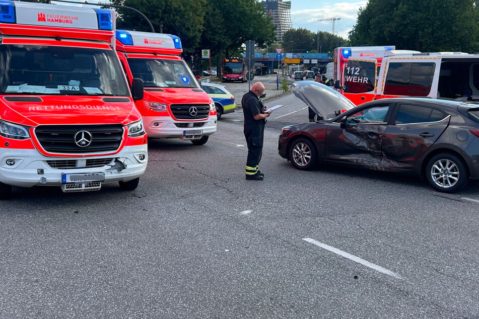 Auf Einsatzfahrt: Rettungswagen und Mazda krachen gegeneinander