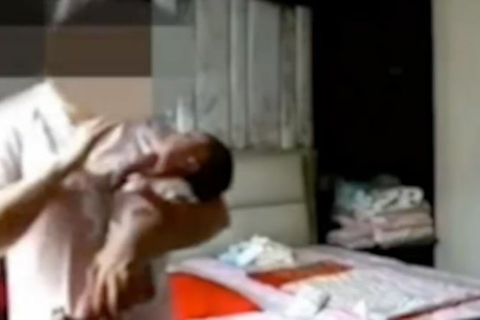 Mehre Videoaufnahmen zeigen, wie die 50-jährige Nanny das Neugeborene misshandelt.