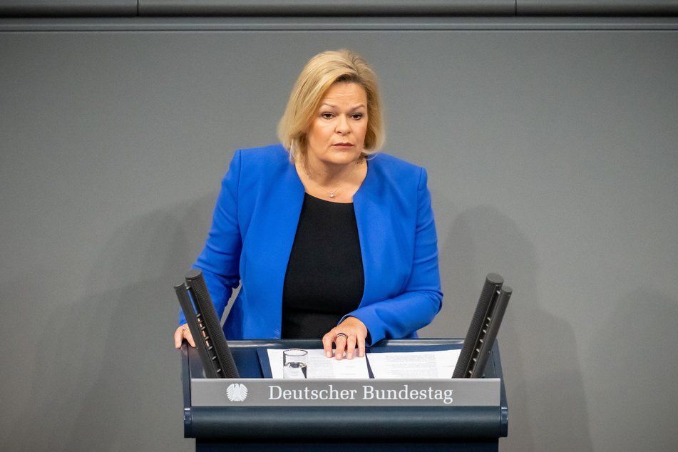 Innenministerin Nancy Faeser (53, SPD) will mit dem Gesetzentwurf zur Verbesserung von Rückführungen die irreguläre Migration bekämpfen und gleichzeitig die reguläre Migration stärken.