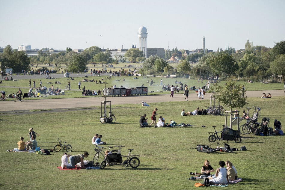 Berliner haben das Sommer-Wochenende auf dem Tempelhofer Feld genossen.