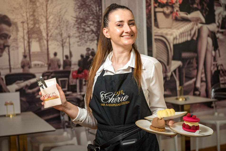 2021 bediente Kellnerin Anila (24) die ersten Gäste im neuen "Café Cherie" im Karstadt auf der Prager Straße.