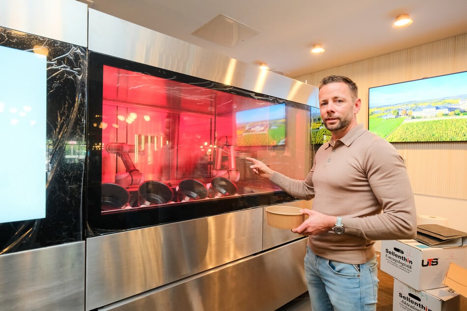 Rico Weiße (47) eröffnet voraussichtlich am 4. November das erste "Roboter-Restaurant" in Chemnitz.