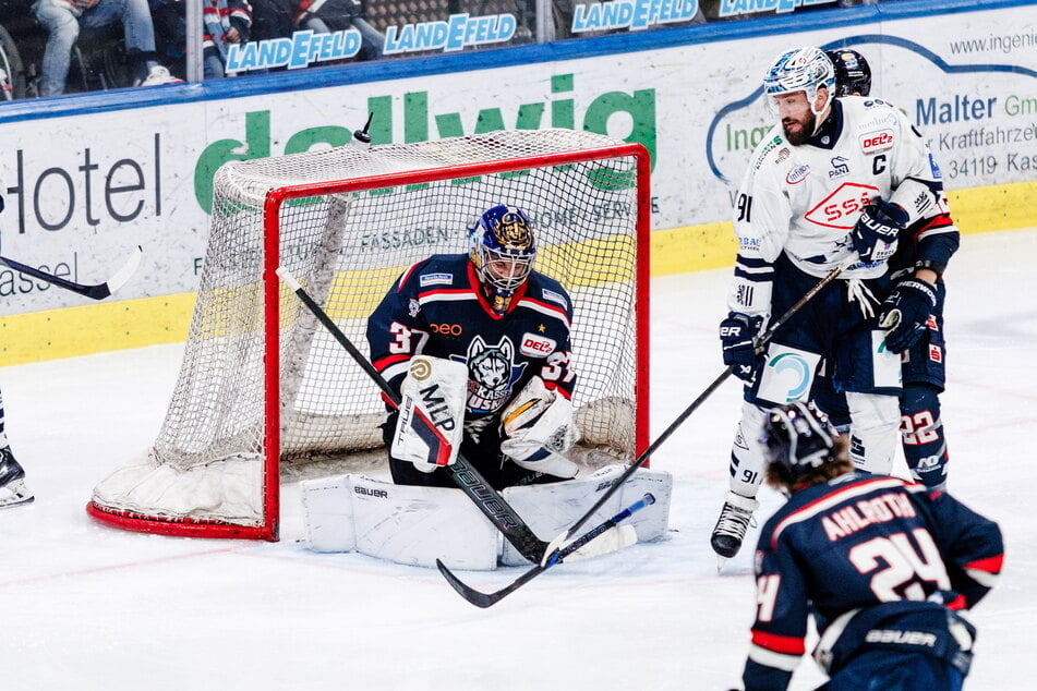 Kassels Goalie Christopher Gibson wird hier von Eislöwen-Kapitän Travis Turnbull die Sicht genommen.