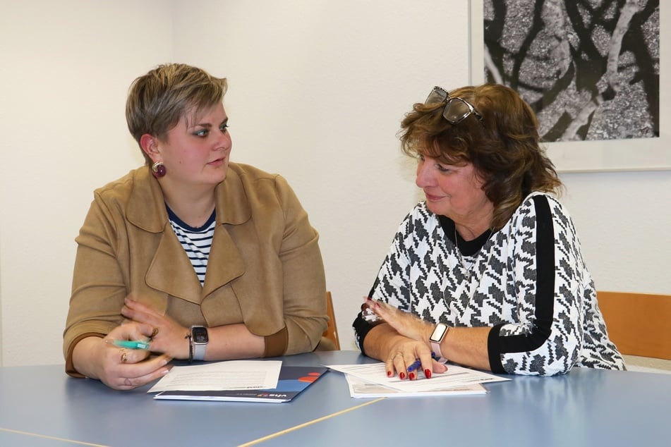 Anika Gränz (35, l.), Referentin für barrierefreies Lernen, und Jacqueline Haase (63), Kursleiterin, haben den Kurs "Liebe online finden: Partner-Suche leicht gemacht!" auf die Beine gestellt.